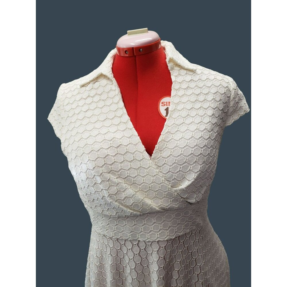 Betsey Johnson White Eyelet Fit Flare Dress, Size 12, Collar Cap Sleeve side zip - Picture 6 of 10